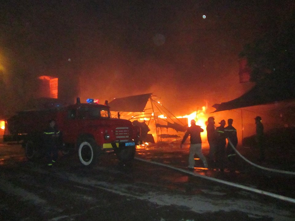 Hà Nam: Cháy lớn ở chợ Phủ Lý, gần 300 ki ốt bị thiêu rụi