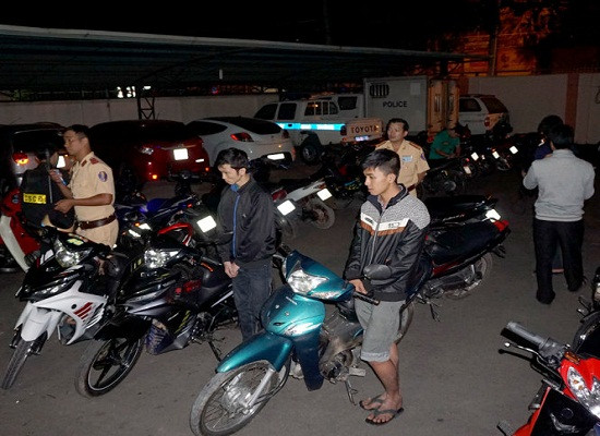 Tin tức pháp luật ngày 1/1: Công an cải trang bắt nhóm “quái xế” đêm giao thừa
