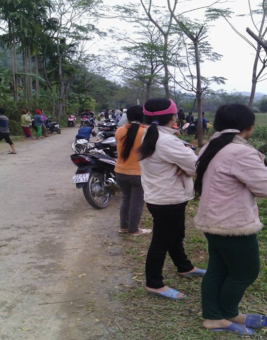 Cả làng kéo ra xem “vật thể lạ” rơi ở Tuyên Quang