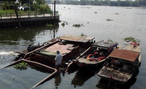 Tin tức xã hội ngày 3/1: Trục vớt sà lan 200 tấn bị chìm ở Sài Gòn
