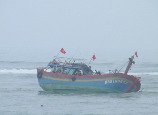 Quảng Bình: Tàu cá bị mắc cạn tại sông Nhật Lệ