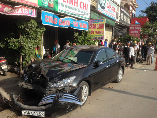 Hà Tĩnh: Ô tô mất lái gây tai nạn liên hoàn, 3 người nguy kịch