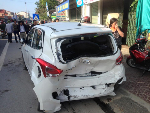 Hà Tĩnh: Ô tô mất lái gây tai nạn liên hoàn, 3 người nguy kịch