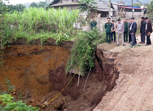 Hố sụt lún tại Bắc Kạn tạm thời được khắc phục 