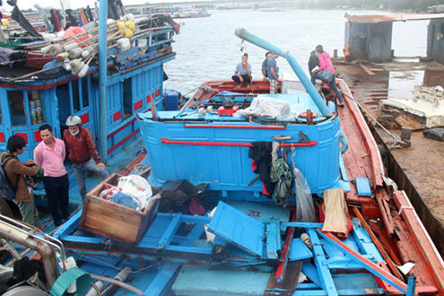 Tàu cá vỏ thép Trung Quốc đâm chìm tàu cá Việt Nam