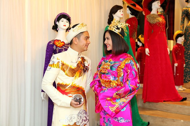 Vân Trang và ông xã đi thử trang phục cưới