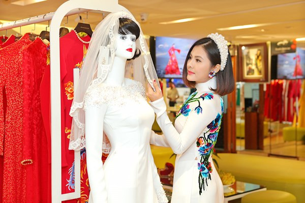 Vân Trang và ông xã đi thử trang phục cưới