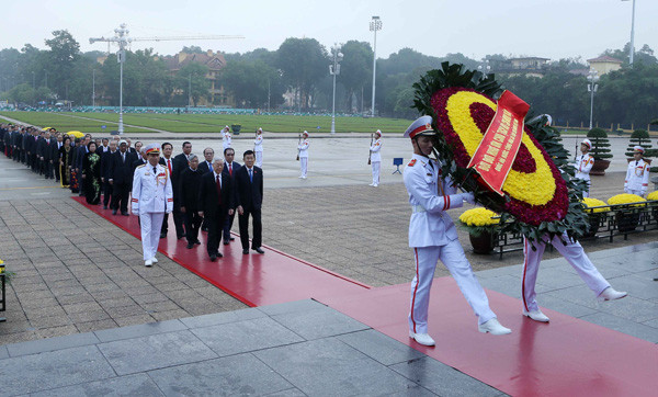 Lãnh đạo Đảng, Nhà nước viếng Chủ tịch Hồ Chí Minh nhân kỷ niệm 70 năm ngày Tổng tuyển cử đầu tiên