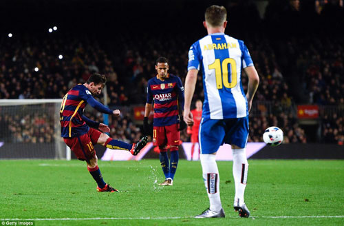 Cận cảnh Messi lập siêu phẩm trong ngày lộ tin QBV FIFA