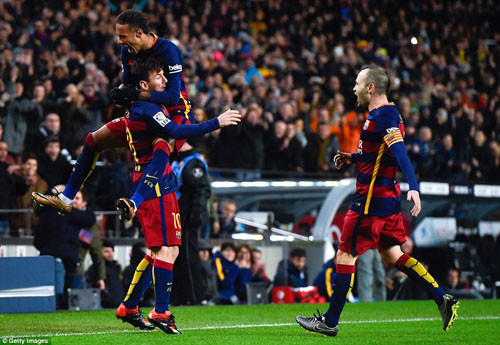 Cận cảnh Messi lập siêu phẩm trong ngày lộ tin QBV FIFA