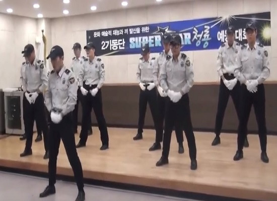 Cảnh sát Hàn Quốc ngẫu hứng nhảy 