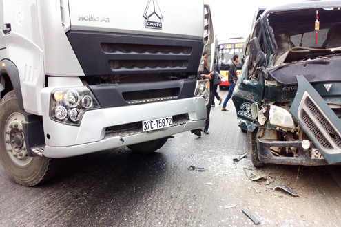 Lái xe tải bị thương sau cú va chạm container