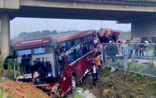 Tạm giam lái xe gây tai nạn thảm khốc trên cao tốc Nội Bài - Lào Cai