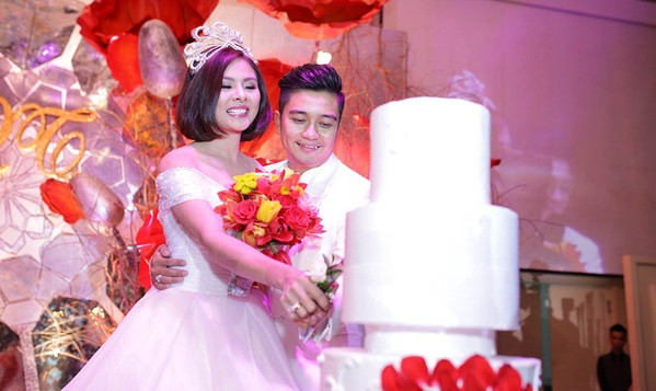 Vân Trang hôn chồng say đắm trong tiệc cưới