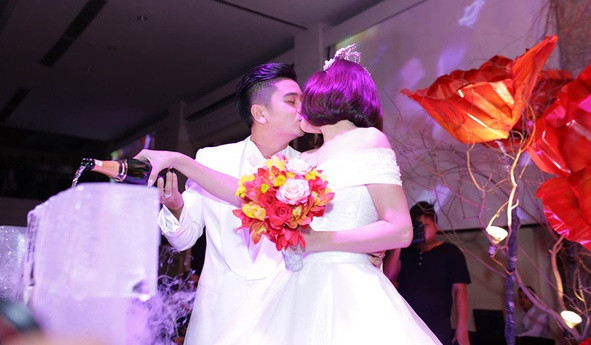 Vân Trang hôn chồng say đắm trong tiệc cưới