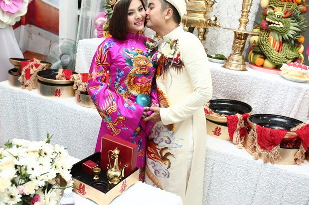 Vân Trang mặc Hoàng bào trong ngày cưới