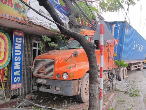 Ninh Bình: Xe container lao vào nhà dân khiến một người thiệt mạng 