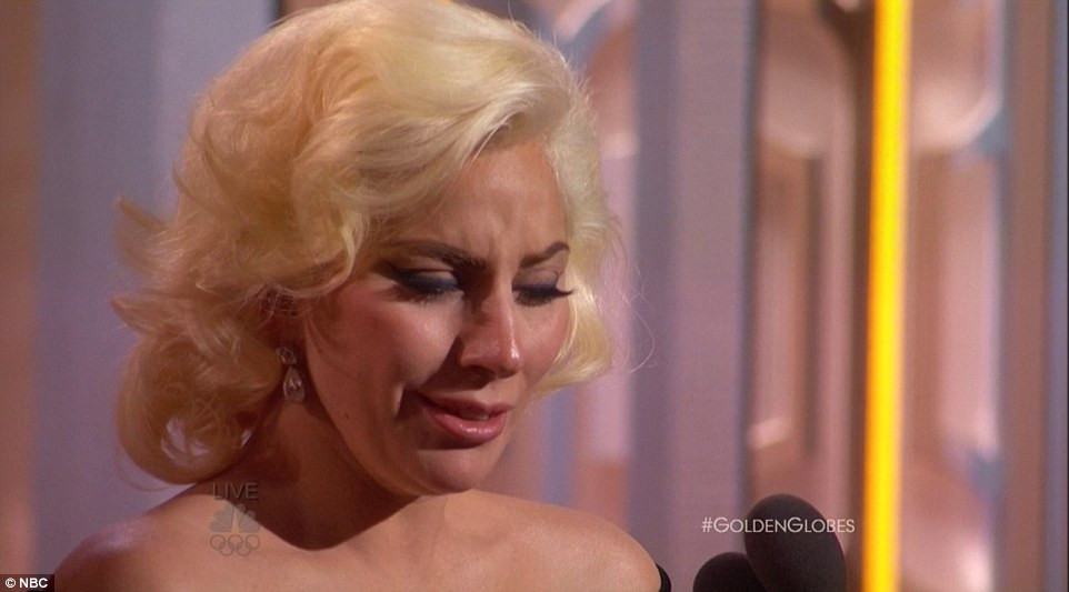 Lady Gaga bật khóc khi được vinh danh tại Quả cầu Vàng 2016