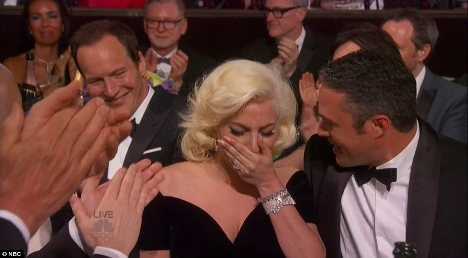Lady Gaga bật khóc khi được vinh danh tại Quả cầu Vàng 2016