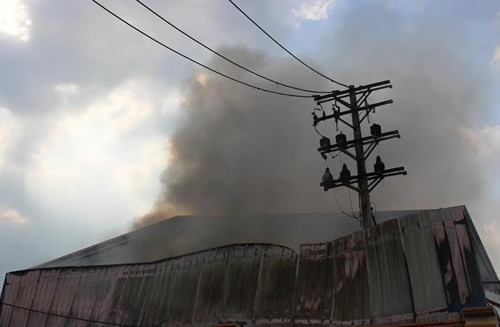 Sau tiếng nổ lớn, công ty sản xuất thực phẩm chìm trong khói lửa