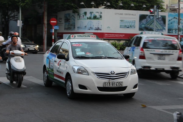 Hai hãng taxi lớn nhất tại TP.HCM rục rịch giảm giá cước