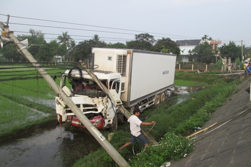 Xe tải đâm gãy trụ điện, 2 tài xế thoát chết trong gang tấc