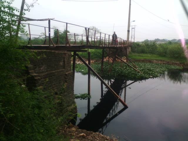 Nguy hiểm rình rập từ chiếc cầu sắt bắc qua sông Đáy