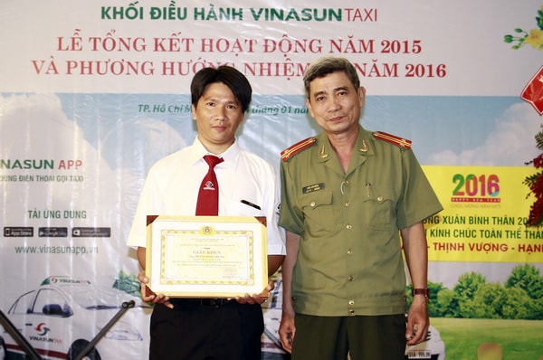 Khen thưởng tài xế taxi Vinasun phát hiện người nước ngoài “ôm” 27 thẻ Visa giả rút tiền