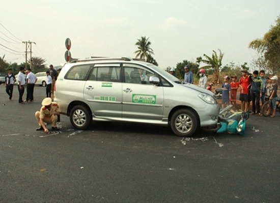 Bị taxi kéo lê hàng chục mét, một phụ nữ nguy kịch