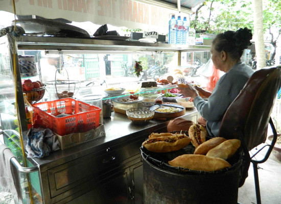 Tiệm bánh mì nổi tiếng thế giới của cụ bà 80 tuổi ở Hội An