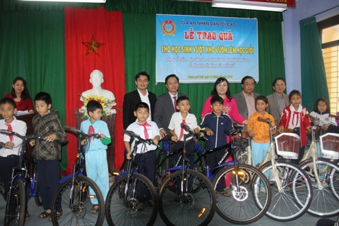 Báo Công lý trao tặng xe đạp cho học sinh có hoàn cảnh khó khăn tại Thừa Thiên-Huế