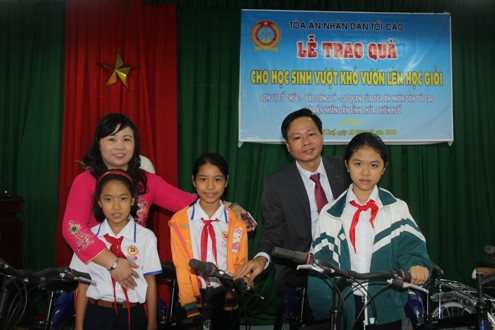 Báo Công lý trao tặng xe đạp cho học sinh có hoàn cảnh khó khăn tại Thừa Thiên-Huế