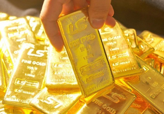 Giá vàng “đứng im” trong khi giá dầu xuống thấp nhất 12 năm 