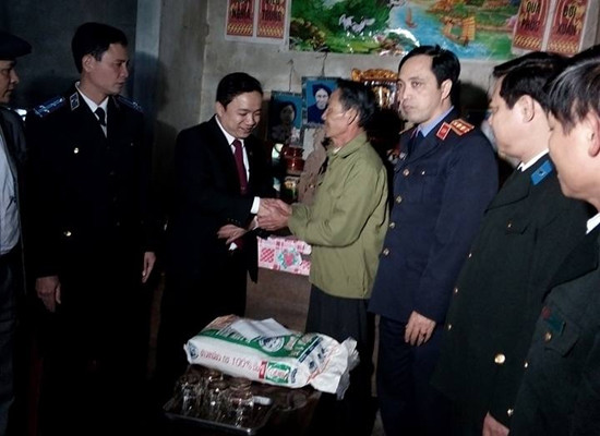 TAND huyện Thanh Chương tặng quà cho người nghèo đón Tết Bính Thân