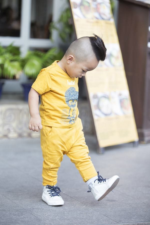 Đỗ Mạnh Cường tự tay làm stylist cho con trai