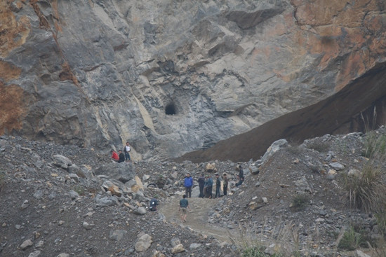 Vụ sập mỏ đá ở Thanh Hóa: Lật tung đất, đá tìm kiếm 2 nạn nhân bị vùi lấp