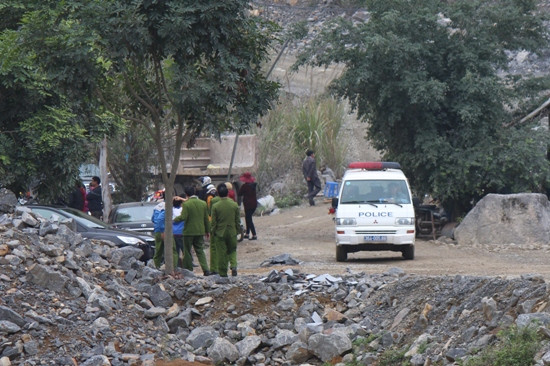 Vụ sập mỏ đá ở Thanh Hóa: Lật tung đất, đá tìm kiếm 2 nạn nhân bị vùi lấp