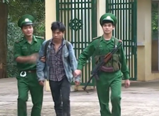 Bắt đối tượng vận chuyển pháo lậu từ Lào về Việt Nam