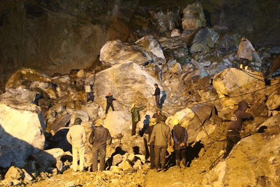 Trắng đêm cứu hộ các nạn nhân trong vụ sập mỏ đá tại Thanh Hóa 