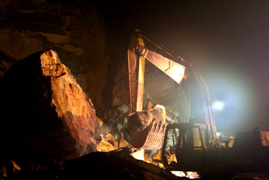 Trắng đêm cứu hộ các nạn nhân trong vụ sập mỏ đá tại Thanh Hóa 