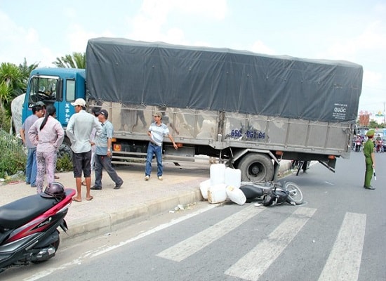 Xe tải tông xe máy, 1 người nguy kịch