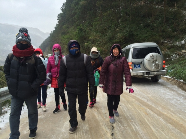 Du khách đi ngắm tuyết, đường lên đỉnh Mẫu Sơn ùn tắc kéo dài