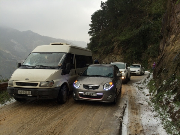 Du khách đi ngắm tuyết, đường lên đỉnh Mẫu Sơn ùn tắc kéo dài