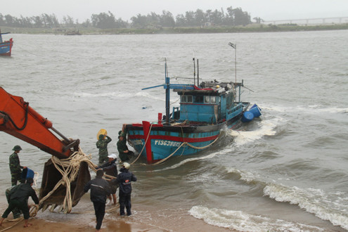 Phú Yên: Triều cường uy hiếp nhiều nơi, nhấn chìm tàu cá ngư dân