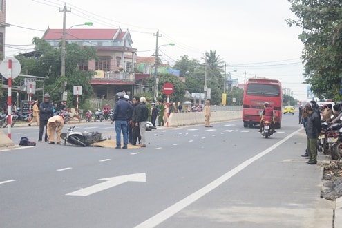 Xe tải tông xe máy, một người tử vong