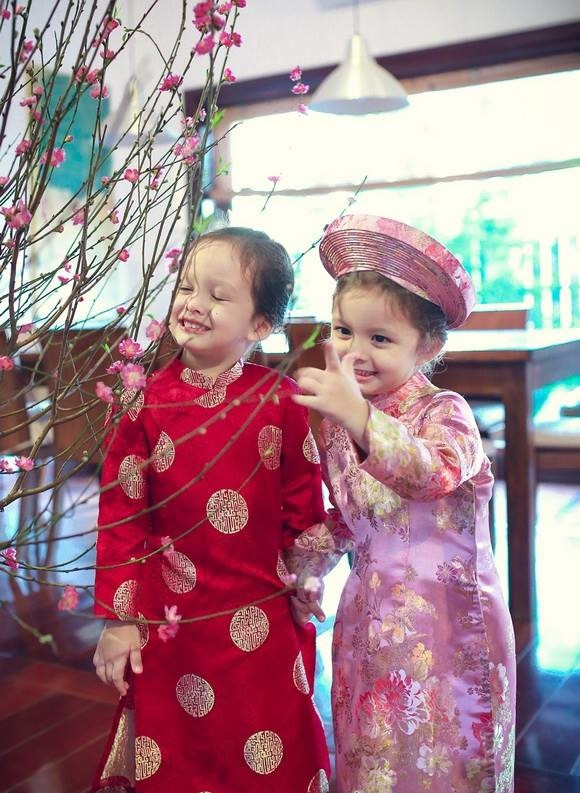 Hai nhóc tỳ nhà diva Hồng Nhung diện áo dài đón Tết