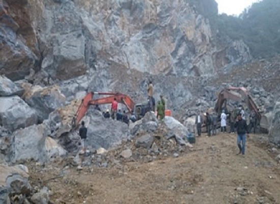 Quảng Ninh: Núi đá sạt lở kinh hoàng, 3 công nhân bị vùi lấp