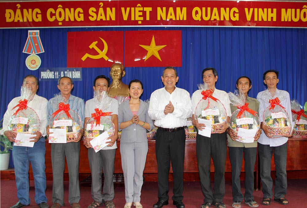 Ủy viên Bộ Chính trị, Chánh án TANDTC Trương Hòa Bình thăm và tặng quà Tết bà con tại TP.HCM