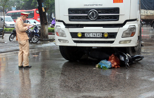 Hà Nội: Lao vào đuôi xe tải, một phụ nữ tử vong tại chỗ