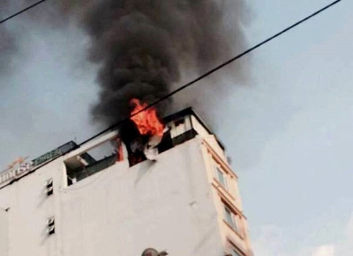 TP.HCM: Cháy khách sạn giữa trung tâm, người dân tháo chạy